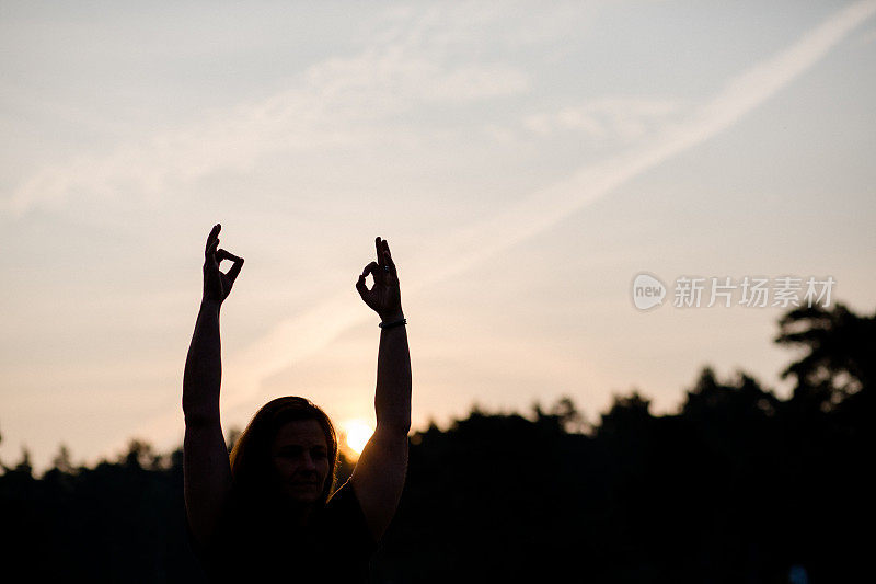 女人伸出双臂站着，展示Jnana Mudra